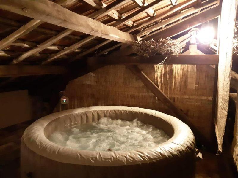 Gite, Jacuzzi & Vin Au Grenier De Madiran Exteriör bild